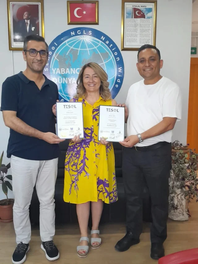 Değerli öğrencimiz Belma hanıma, başarıyla tamamlamış olduğu TESOL(Öğretmenlik eğitimi) sertifikalarını takdim ettik. Kendisine yeni kariyerinde başarılar dileriz.
#tesol #tesolcertificate #tesolteacher #tesoltraining #tesoljobs #ingilizce #i̇ngilizce #ingilizceöğren #ingilizcesözler #ingilizcecümle #ingilizceeğitim #ingilizceçeviri #ingilizceöğretmeni #ingilizceöğreniyorum